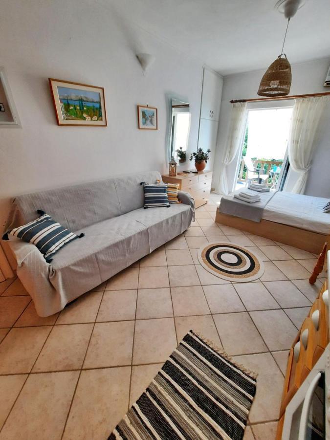 Beautiful Seaside Studio Akrata Exterior foto